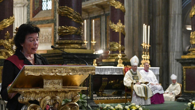 Isabel Celaá lee en la ceremonia que presidió Parolin