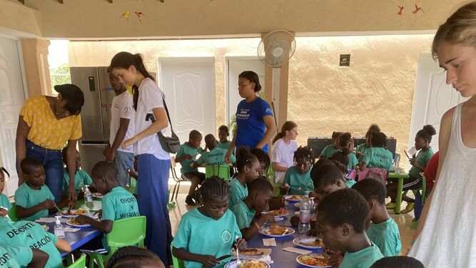 comiendo los niños