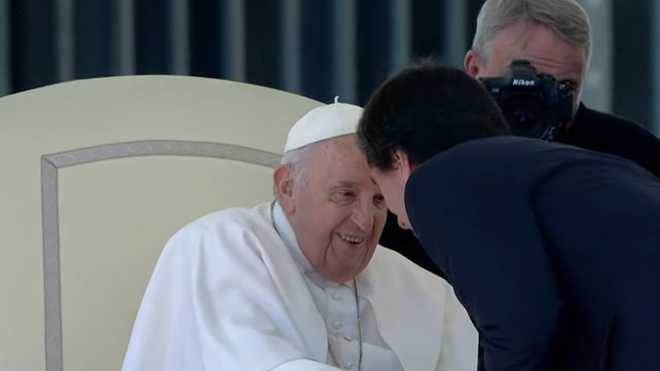 El Papa saluda al presidente de CyL
