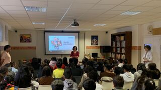 Una cápsula del tiempo con mensajes de mil  alumnos alaveses conmemora el doble aniversario del Domund