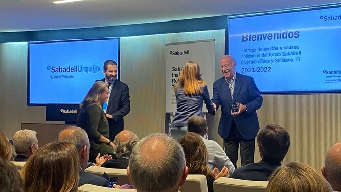 Vicente del Bosque entrega uno de los premios