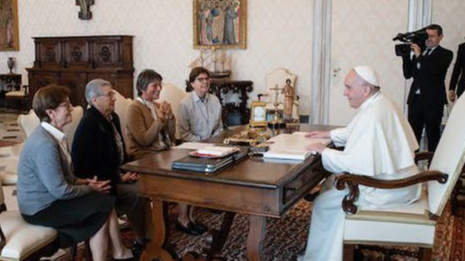 El Papa, con las franciscanas