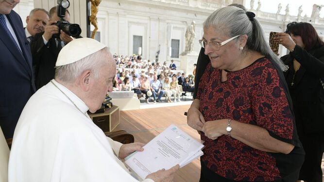 Nieves Tapia con el papa Francisco
