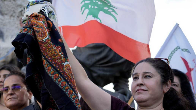 Mujeres se quitan el velo en Irán