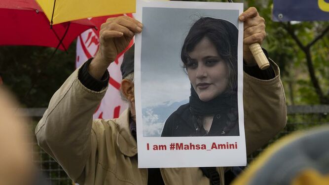 Protestas por el asesinato de una joven que llevaba mal puesto el velo en Irán