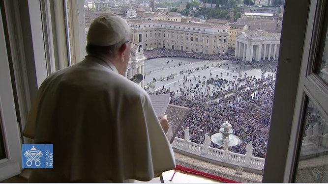 Francisco se asoma a la ventana del palacio apostólico