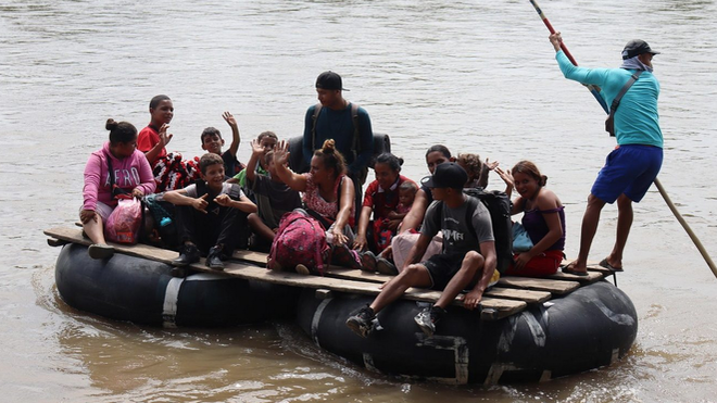 Emigrantes cruzando a México