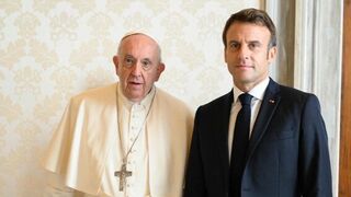 El Papa, con Macron