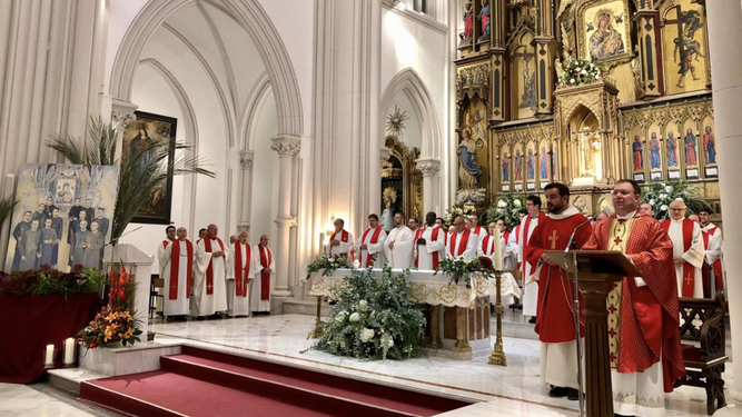 El P. Gomes durante la eucaristía