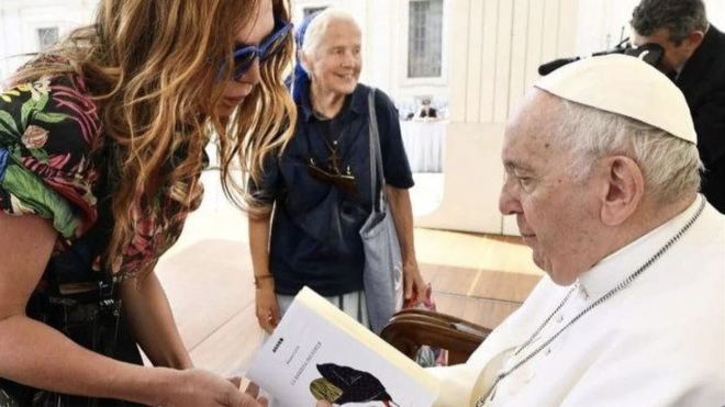 Una persona trans saluda al Papa en la audiencia