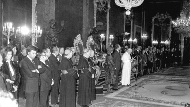 Felipe González escucha al Papa en la recepción en el Palacio Real