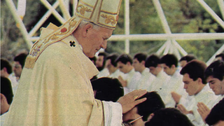 Juan Pablo II en la mayor ceremonia de ordenaciones sacerdotales de su pontificado