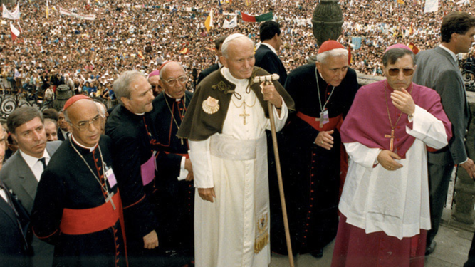 Juan Pablo II, con Rouco y Suquía en Compostela