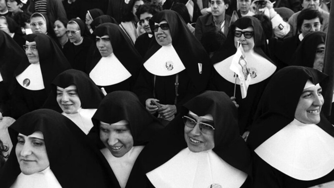 Religiosas asisten en la misa de Juan Pablo II en Ávila