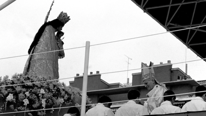 Wojtyla, con los ordenandos, presididos por una imagen de la Virgen de los Desamparados