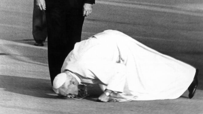 El Papa, al pisar suelo español por primera vez