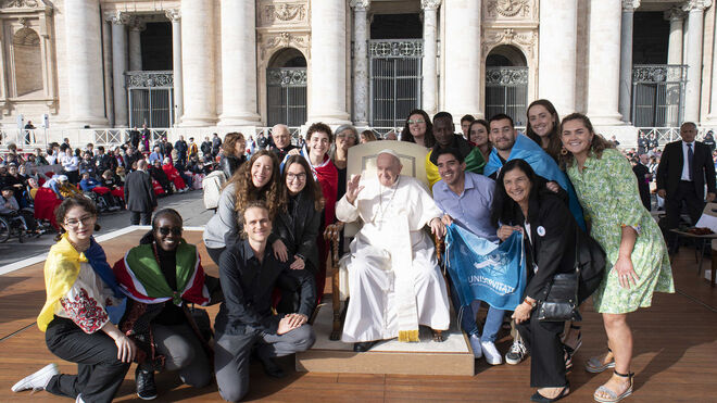 El Papa, con algunos de los jóvenes de Uniservitate