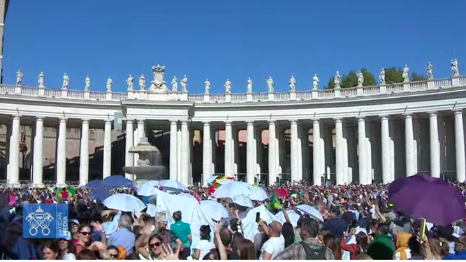 Fieles en el Angelus del Papa