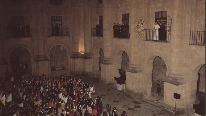Juan Pablo II, en el balcón de la universidad