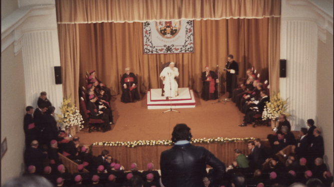 Juan Pablo II en el encuentro con el claustro de profesore de la UPSA