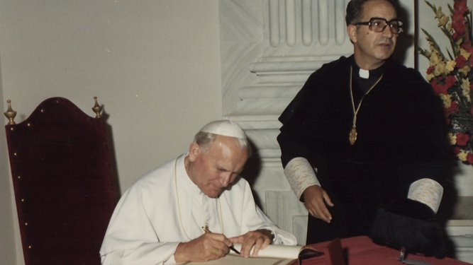 El Papa firma en el libro de honor de la UPSA