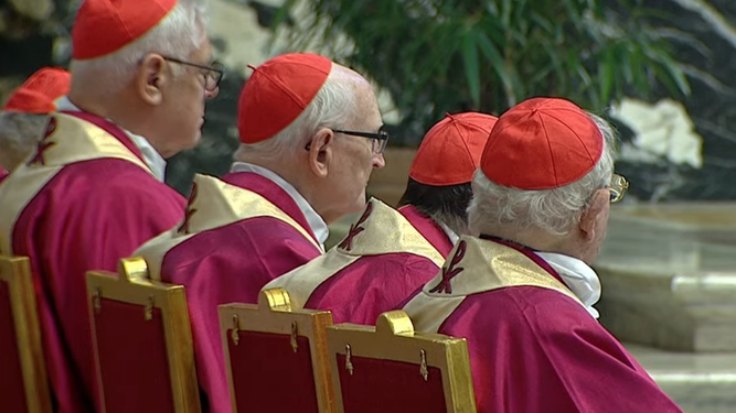 Cardenales en misa