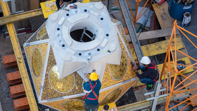 La Sagrada Familia empieza a poner piezas para culminar torres Lucas y Marcos