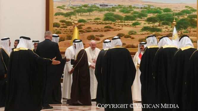 Bienvenida al Papa en Bahrein