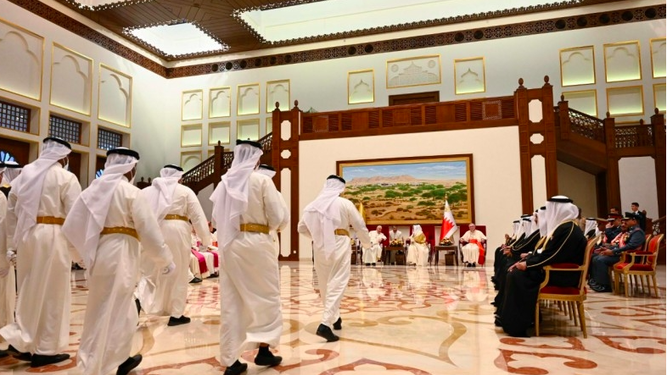 Bienvenida al papa en Bahrein