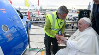 Francisco, subiendo en plataforma móvil al avión