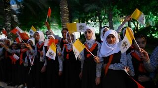 Niñas saludan al Papa con banderas del Vaticano