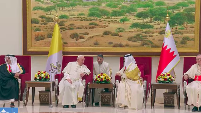 El rey de Bahrein recibe al Papa en el aeropuerto