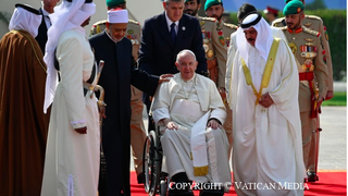 El Papa, con el gran imán de Al-Azhar, y el rey de Bahrein