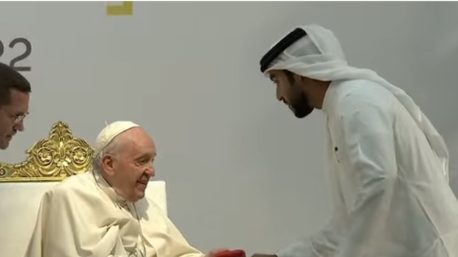 El Papa saluda al testigo