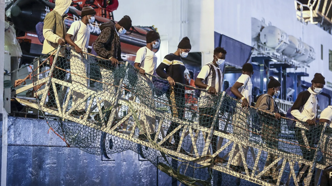 Inmigrantes descienden de un barco humanitario en el puerto italiano de Catania
