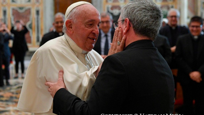 El Papa saluda con cariño a Fernando Prado