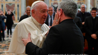 El Papa saluda con cariño a Fernando Prado