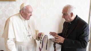 Francisco recibe la Estola de la FGHC