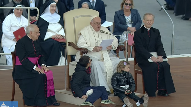 Dos niños a los pies del Papa en la audiencia