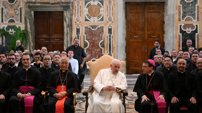 Papa y sacerdotes