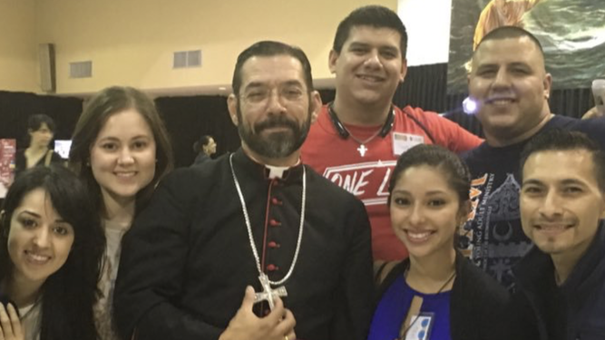 El obispo Daniel Flores, de Brownsville