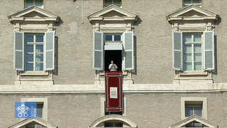 Francisco, asomado al balcón del palacio apostólico