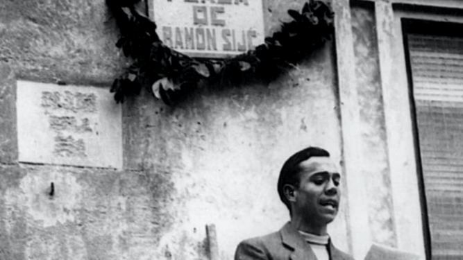 Miguel Hernández recitando en la Plaza Ramón Sijé de Orihuela