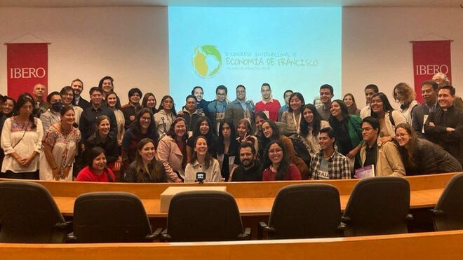 Jóvenes latinoamericanos con la nueva economía