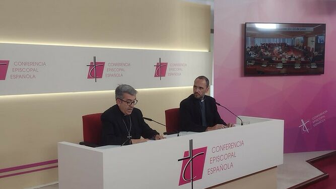 Luis Argüello y el director de la Oficina de Información, Josetxo Vera