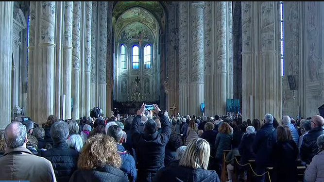 Fieles llenan la catedral de Asti