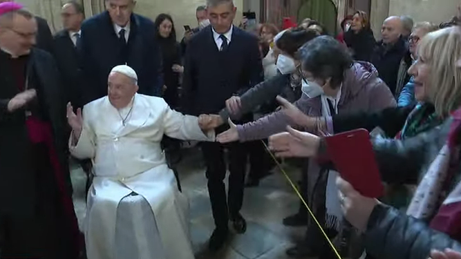 El Papa saluda a los fieles en la catedral de Asti