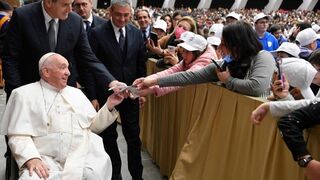 Francisco anima a los jóvenes a "ser poetas de la paz"