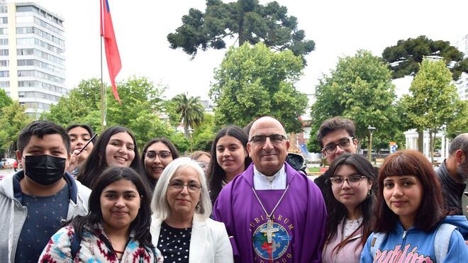Chomali y jóvenes en la tradcional Bendición de Lápices
