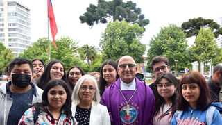 Chomali y jóvenes en la tradcional Bendición de Lápices